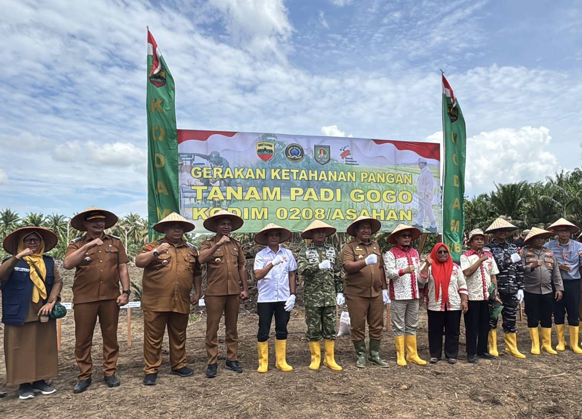 Dukung Program Asta Cita Ketahanan Pangan KODIM 0208/Asahan bersama PT Bakrrie Sumatera Plantations Tbk Tanam Perdana Padi Gogo di Areal Kemitraan